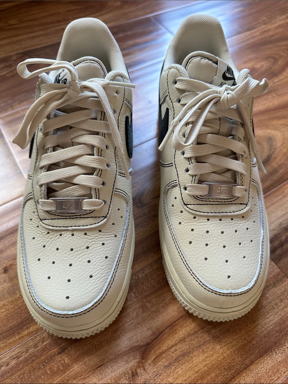Nike Air Ivory and Black Shoes Women’s 8/ Men’s 6.5